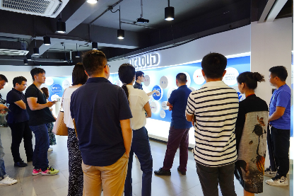 蒋剑彪先生带领参会者参观ucloud,介绍公司每个阶段的发展历程,分享